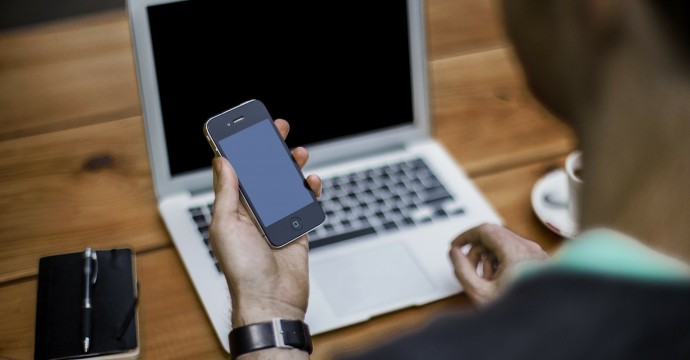 Użytkownicy wybierają częściej aplikacje mobilne niż strony.